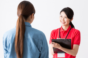 院内アテンド, 女性アテンドと女性患者の写真